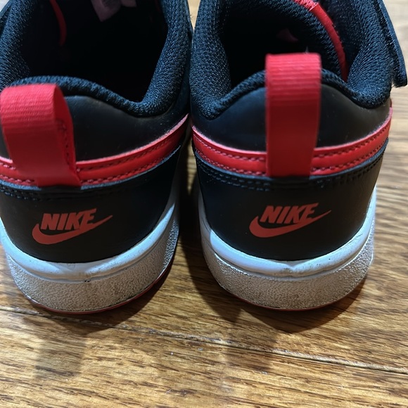 Kids Nike black and red sneakers - Picture 3 of 4